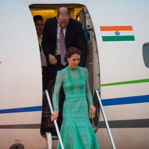 Le prince William et Kate Middleton arrivent à l'aéroport de Tezpur, au troisième jour de leur voyage en Inde le 12 avril 2016