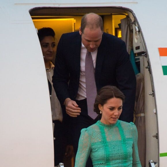 Le prince William et Kate Middleton arrivent à l'aéroport de Tezpur, au troisième jour de leur voyage en Inde le 12 avril 2016