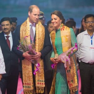 Le prince William et Kate Middleton arrivent à l'aéroport de Tezpur, au troisième jour de leur voyage en Inde le 12 avril 2016