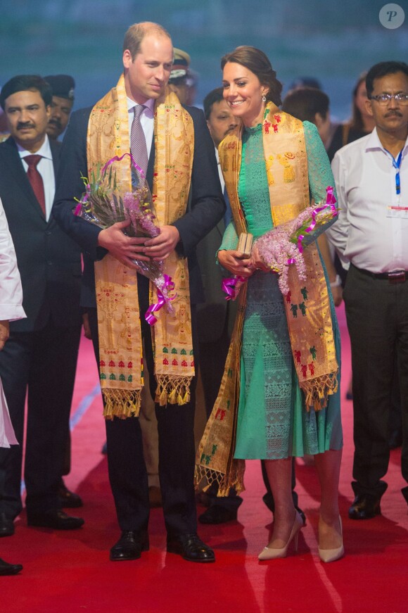 Le prince William et Kate Middleton arrivent à l'aéroport de Tezpur, au troisième jour de leur voyage en Inde le 12 avril 2016