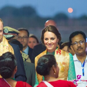 Le prince William et Kate Middleton arrivent à l'aéroport de Tezpur, au troisième jour de leur voyage en Inde le 12 avril 2016