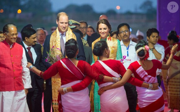 Le prince William et Kate Middleton arrivent à l'aéroport de Tezpur, au troisième jour de leur voyage en Inde le 12 avril 2016