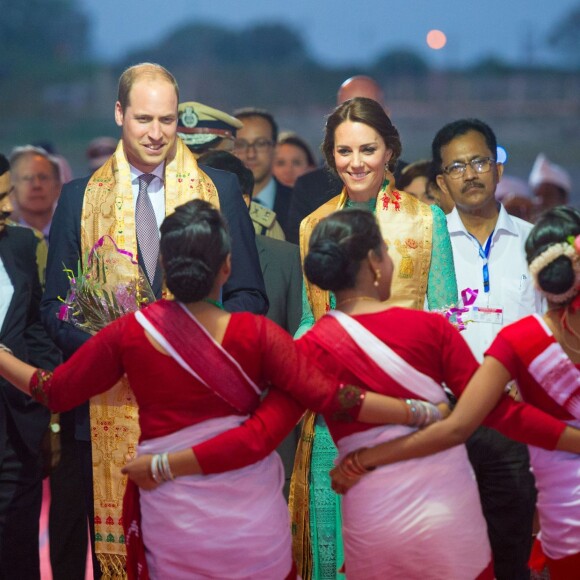 Le prince William et Kate Middleton arrivent à l'aéroport de Tezpur, au troisième jour de leur voyage en Inde le 12 avril 2016