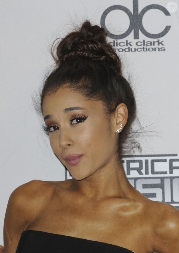Ariana Grande - Press Room lors de la 43ème cérémonie annuelle des "American Music Awards" à Los Angeles, le 22 novembre 2015.