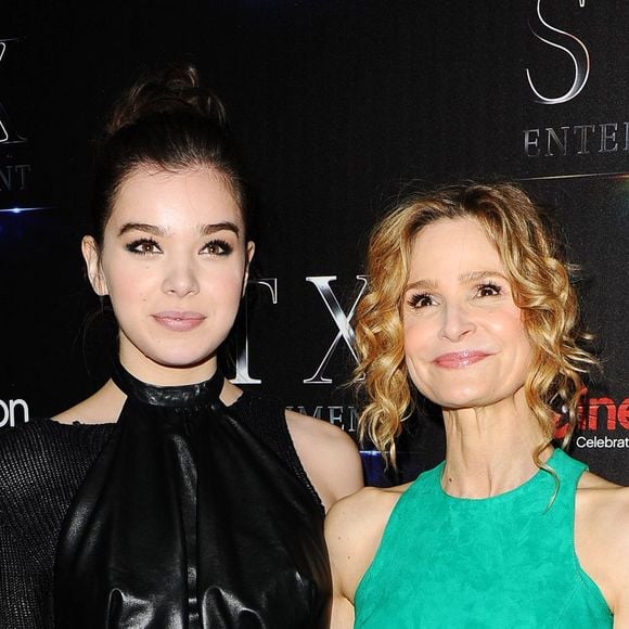 Hailee Steinfeld et Kyra Sedgwick lors de la présentation STX Entertainment The State Of The Industry Past, Present and Future au CinemaCon de Las Vegas, le 12 avril 2016.
