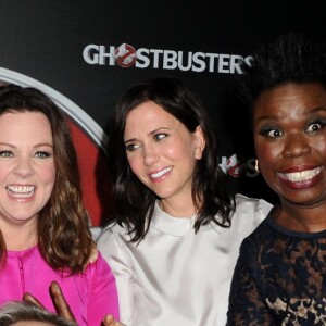 Kate McKinnon, Melissa McCarthy, Kristen Wiig, Leslie Jones et Paul Feig lors de la présentation Sony Pictures au CinemaCon de Las Vegas, le 12 avril 2016.