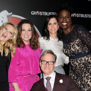 Kate McKinnon, Melissa McCarthy, Kristen Wiig, Leslie Jones et Paul Feig lors de la présentation Sony Pictures au CinemaCon de Las Vegas, le 12 avril 2016.