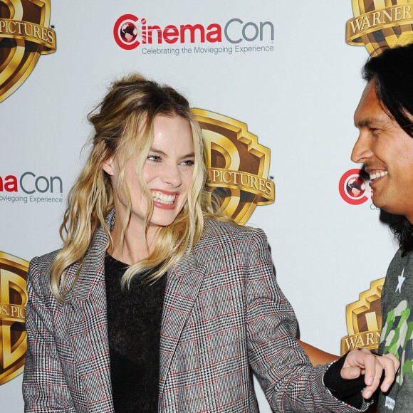 Margot Robbie et Adam Beach lors de la présentation Warner Bros The Big Picture au CinemaCon à Las Vegas, le 12 avril 2016.