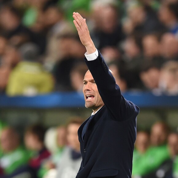 Zinédine Zidane lors du match du quart de finale aller de la Ligue des Champions entre le Real Madrid et Wolfsburg à Wolfsburg (Allemagne) le 6 avril 2016 