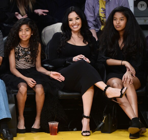 Vanessa Laine Bryant (épouse de Kobe Bryant) et leurs filles Gianna Maria-Onore et Natalia Diamante assistent à la rencontre Los Angeles Lakers - Utah Jazz au Staples Center. Los Angeles, le 13 avril 2016.