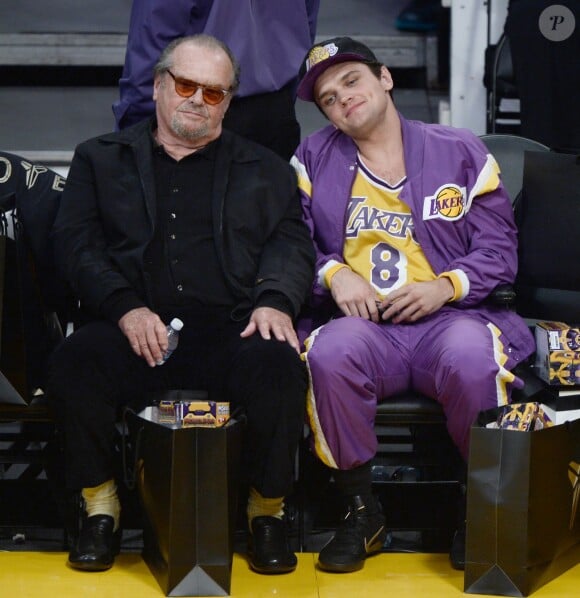 Jack Nicholson et son fils Raymond assistent à la rencontre Los Angeles Lakers - Utah Jazz au Staples Center. Los Angeles, le 13 avril 2016.