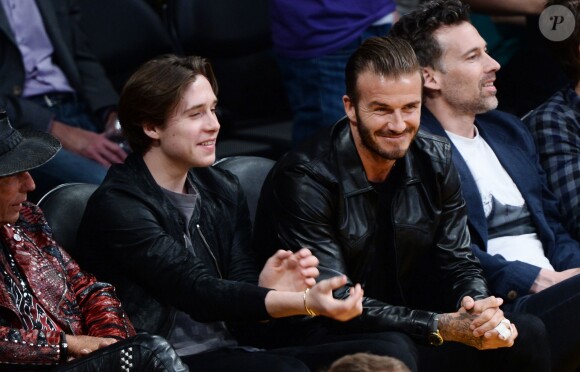 Brooklyn et David Beckham assistent à la rencontre Los Angeles Lakers - Utah Jazz au Staples Center. Los Angeles, le 13 avril 2016.