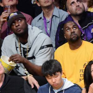 Lamar Odom et Kanye West assistent à la rencontre Los Angeles Lakers - Utah Jazz au Staples Center. Los Angeles, le 13 avril 2016.
