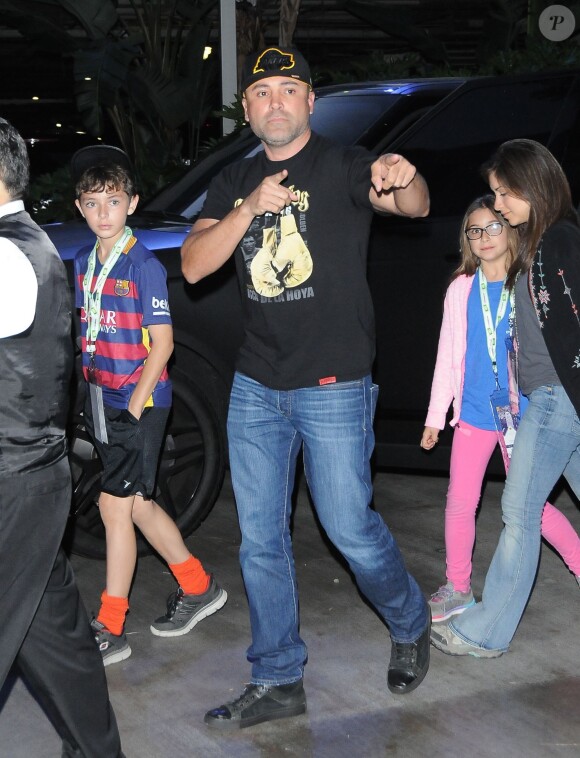 Oscar De La Hoya arrive au Staples Center pour assister à la rencontre de NBA Los Angeles Lakers - Utah Jazz. Los Angeles, le 13 avril 2016.