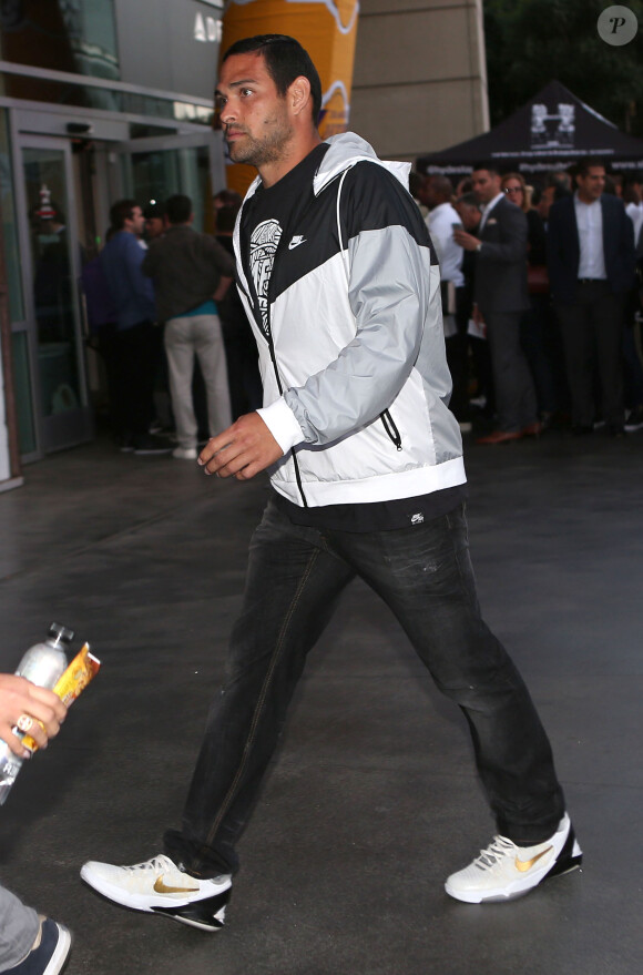 Mark Sanchez (Denver Broncos) arrive au Staples Center pour assister à la rencontre de NBA Los Angeles Lakers - Utah Jazz. Los Angeles, le 13 avril 2016.