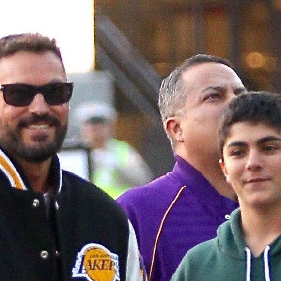 Brian Austin Green et son fils Kassius Green arrivent au Staples Center lors de la rencontre de NBA Los Angeles Lakers - Utah Jazz. Los Angeles, le 13 avril 2016.