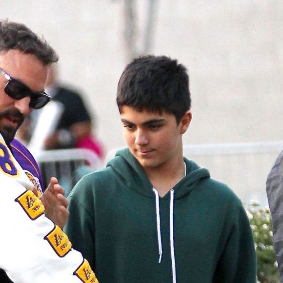 Brian Austin Green et son fils Kassius Green arrivent au Staples Center lors de la rencontre de NBA Los Angeles Lakers - Utah Jazz. Los Angeles, le 13 avril 2016.