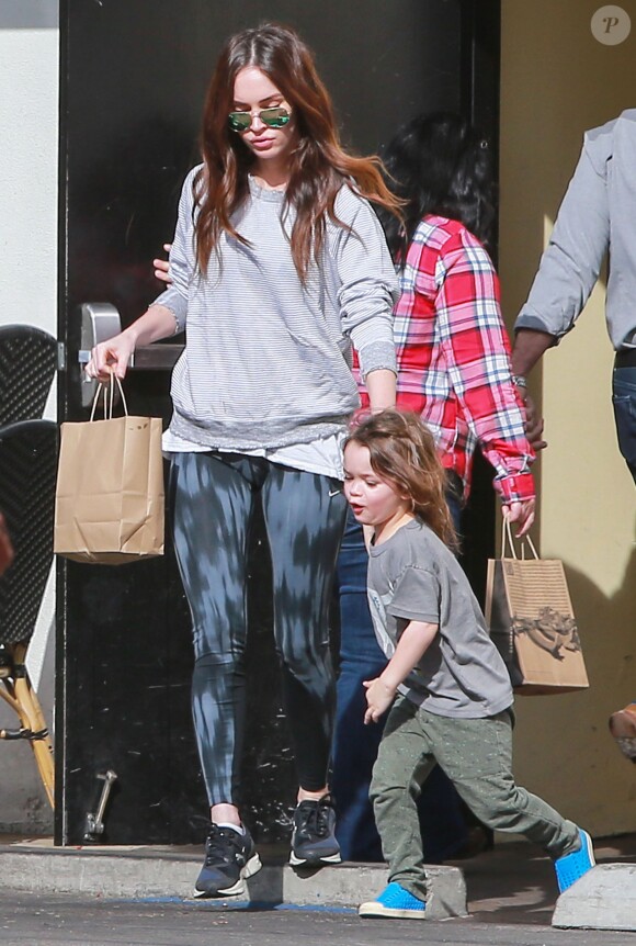Megan Fox et son fils Noah à la sortie d'un restaurant à Los Angeles le 17 janvier 2016