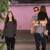 Megan Fox et Brian Austin Green, accompagnés de leur fils Noah, à la sortie d'un hôpital de Los Angeles le 21 janvier 2016