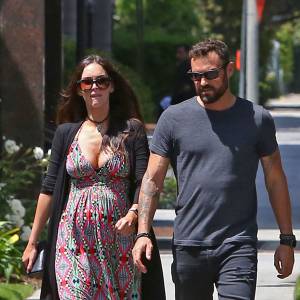 Exclusif - Megan Fox, enceinte de son troisième enfant, se promène avec Brian Austin Green le 12 avril 2016 à Santa Monica. Le couple qui était sur le point de divorcer pourrait bien rester ensemble avec l'annonce de cette nouvelle car il semble que Brian Austin Green soit le père.