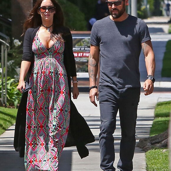 Exclusif  - Megan Fox, enceinte de son troisième enfant, se promène avec Brian Austin Green le 12 avril 2016 à Santa Monica. Le couple qui était sur le point de divorcer pourrait bien rester ensemble avec l'annonce de cette nouvelle car il semble que Brian Austin Green soit le père.