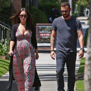 Exclusif -  Megan Fox, enceinte de son troisième enfant, se promène avec Brian Austin Green le 12 avril 2016 à Santa Monica. Le couple qui était sur le point de divorcer pourrait bien rester ensemble avec l'annonce de cette nouvelle car il semble que Brian Austin Green soit le père.