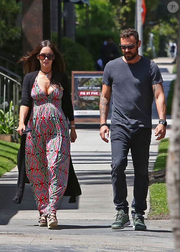 Exclusif -  Megan Fox, enceinte de son troisième enfant, se promène avec Brian Austin Green le 12 avril 2016 à Santa Monica. Le couple qui était sur le point de divorcer pourrait bien rester ensemble avec l'annonce de cette nouvelle car il semble que Brian Austin Green soit le père.