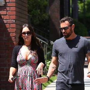 Exclusif - Prix special - no web - Megan Fox, enceinte de son troisième enfant, se promène avec Brian Austin Green le 12 avril 2016 à Santa Monica. Le couple qui était sur le point de divorcer pourrait bien rester ensemble avec l'annonce de cette nouvelle car il semble que Brian Austin Green soit le père.  For germany call for price - no web Exclusive... 52021908 Pregnant Megan Fox is spotted grabbing lunch with estranged husband Brian Austin Green in Santa Monica on April 12, 2016. The couple has filed for a divorce, but the unexpected pregnancy may postpone the decision to separate entirely, as they focus on the new baby. Megan recently put up an Instagram post of three of her former male co-stars, Shia LaBeouf, Will Arnett, and Jake Johnson, with the hashtag "notthefather" as a razz to media speculation on the identity of the child's father. NO WEB USE W/O PRIOR AGREEMENT - CALL FOR PRICING12/04/2016 - Santa Monica