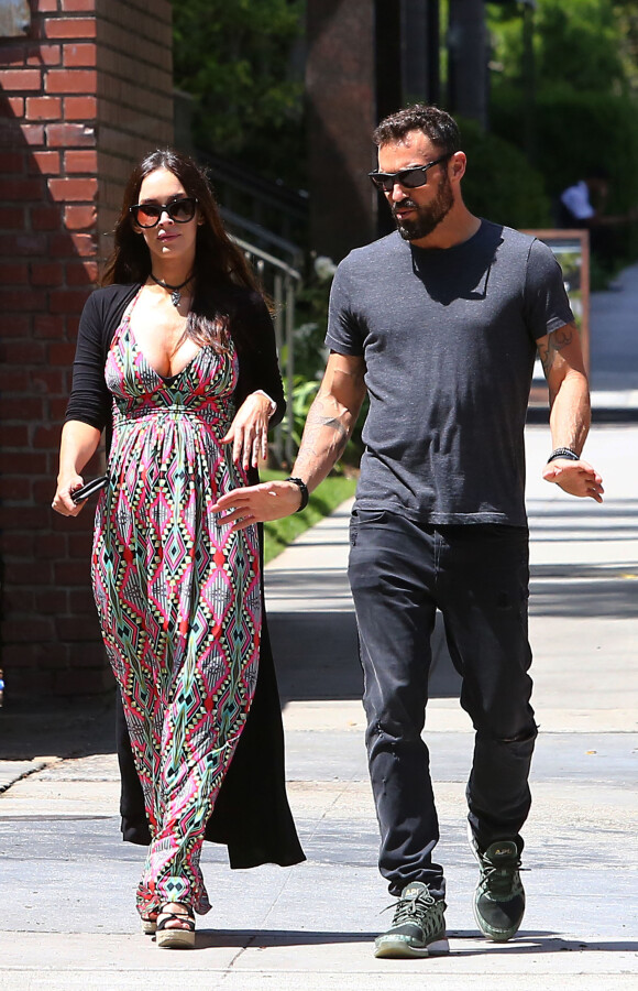 Exclusif - Prix special - no web - Megan Fox, enceinte de son troisième enfant, se promène avec Brian Austin Green le 12 avril 2016 à Santa Monica. Le couple qui était sur le point de divorcer pourrait bien rester ensemble avec l'annonce de cette nouvelle car il semble que Brian Austin Green soit le père.  For germany call for price - no web Exclusive... 52021908 Pregnant Megan Fox is spotted grabbing lunch with estranged husband Brian Austin Green in Santa Monica on April 12, 2016. The couple has filed for a divorce, but the unexpected pregnancy may postpone the decision to separate entirely, as they focus on the new baby. Megan recently put up an Instagram post of three of her former male co-stars, Shia LaBeouf, Will Arnett, and Jake Johnson, with the hashtag "notthefather" as a razz to media speculation on the identity of the child's father. NO WEB USE W/O PRIOR AGREEMENT - CALL FOR PRICING12/04/2016 - Santa Monica