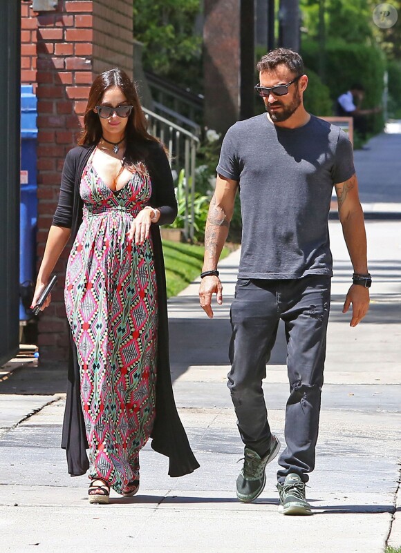 Exclusif - Megan Fox, enceinte de son troisième enfant, se promène avec Brian Austin Green le 12 avril 2016 à Santa Monica. Le couple qui était sur le point de divorcer pourrait bien rester ensemble avec l'annonce de cette nouvelle car il semble que Brian Austin Green soit le père.