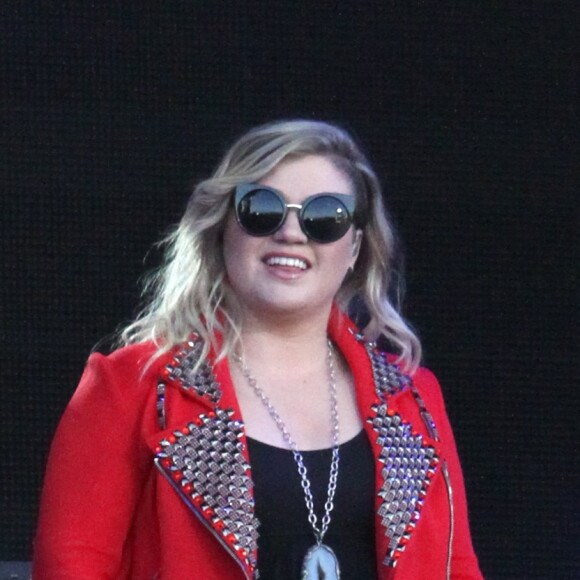 Hollywood, CA - A heavier Kelly Clarkson performs new song's off her new CD at Jimmy Kimmel Live. AKM-GSI August 18, 2015 To License These Photos, Please Contact : Steve Ginsburg (310) 505-8447 (323) 423-9397 steve@akmgsi.com sales@akmgsi.com or Maria Buda (917) 242-1505 mbuda@akmgsi.com ginsburgspalyinc@gmail.com18/08/2015 - Hollywood