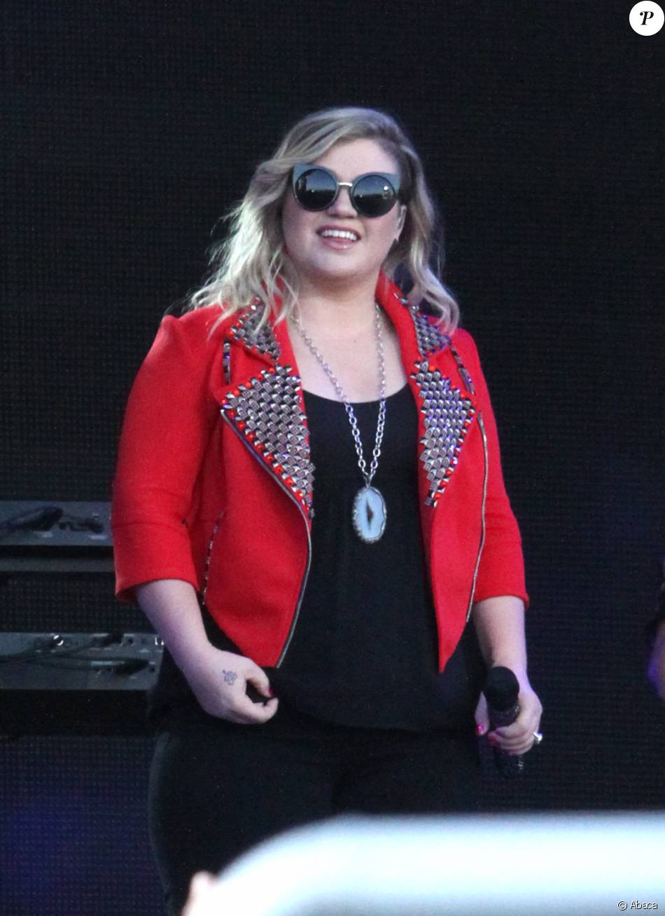 Hollywood, CA - A heavier Kelly Clarkson performs new song&#039;s off her new CD at Jimmy Kimmel Live. AKM-GSI August 18, 2015 To License These Photos, Please Contact : Steve Ginsburg (310) 505-8447 (323) 423-9397 steve@akmgsi.com sales@akmgsi.com or Maria Buda (917) 242-1505 mbuda@akmgsi.com ginsburgspalyinc@gmail.com18/08/2015 - Hollywood