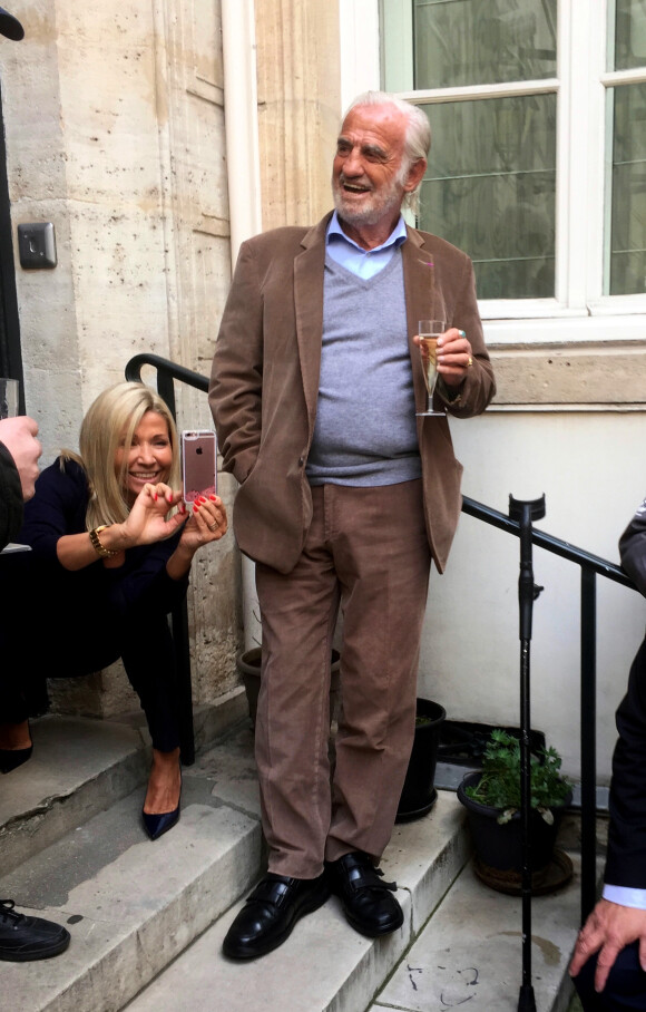 Exclusif - Le 9 avril 2016, Jean-Paul Belmondo à fêté son anniversaire (83 ans) avec ses fans dans la cour de son immeuble de la rue des Saint-Père à Paris (comme tous les ans ses fans viennent lui offrir un cadeau à son domicile). Étaient présents sa fille Stella, son ex-femme Natty, son ami cascadeur Rémy Julienne. Il a eu le droit à un magnifique gâteau créé pour cette occasion par le pâtissier-chocolatier Eric Thévenot qui à choisi le thème d'un des film de Jean-Paul "L'As des As". Bestimage