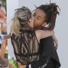 Jaden Smith embrasse sa compagne Sarah Snyder lors du 2e jour du festival de musique de Coachella dans la vallée de Coachella, le 16 avril 2016.