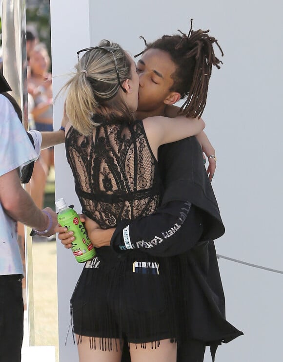 Jaden Smith embrasse sa compagne Sarah Snyder lors du 2e jour du festival de musique de Coachella dans la vallée de Coachella, le 16 avril 2016.
