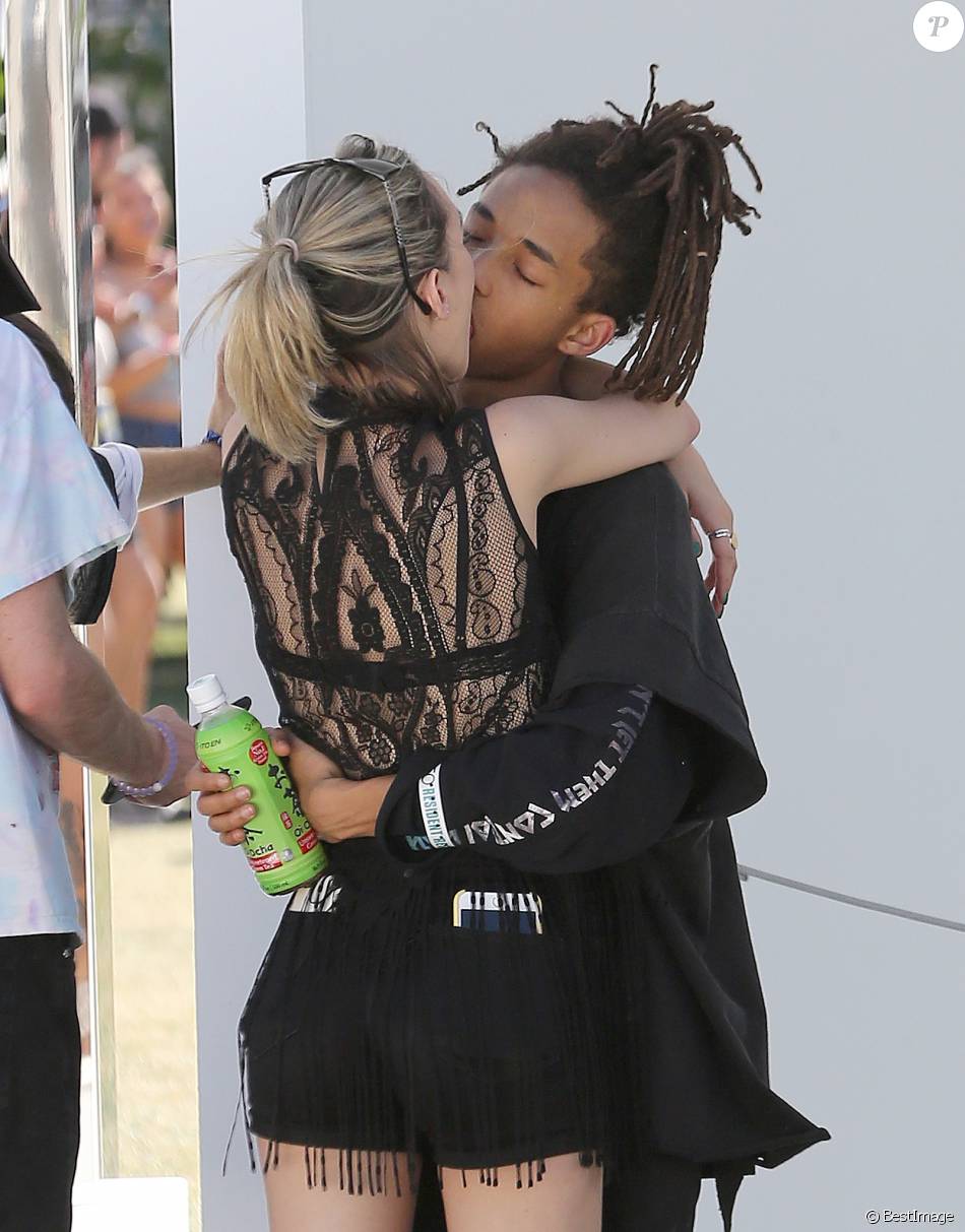 Jaden Smith Et Sa Copine Jaden Smith embrasse sa compagne Sarah Snyder lors du 2e jour du festival  de musique de Coachella dans la vallée de Coachella, le 16 avril 2016. -  Purepeople