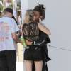 Jaden Smith embrasse sa compagne Sarah Snyder lors du 2e jour du festival de musique de Coachella dans la vallée de Coachella, le 16 avril 2016.