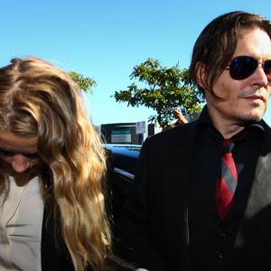 Johnny Depp et sa femme Amber Heard, tête basse, arrivent au tribunal de Southport, Australie, le 18 avril 2016.