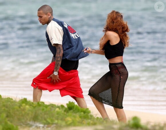 Rihanna et Chris Brown sur une plage d'Hawai, le 20 fevrier 2013.