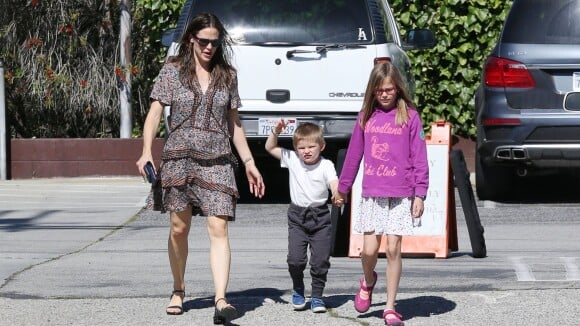 Jennifer Garner, son fils Samuel et sa fille Violet à l'église de Pacific Palisades, à Los Angeles, le 17 avril 2016