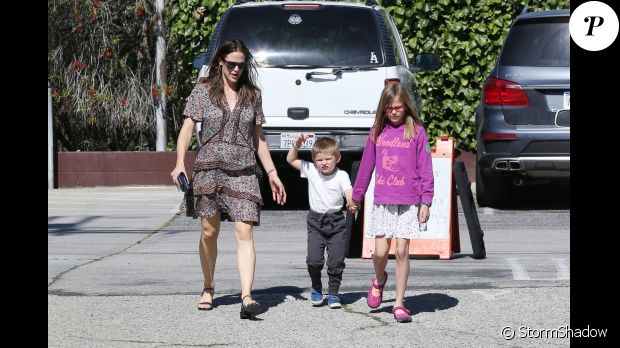 Jennifer Garner, son fils Samuel et sa fille Violet à l&#039;église de Pacific Palisades, à Los Angeles, le 17 avril 2016
