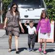Jennifer Garner, son fils Samuel et sa fille Violet lors de leur arrivée à l'église de Pacific Palisades, à Los Angeles le 17 avril 2016