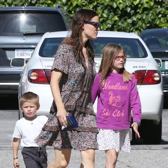 Jennifer Garner, son fils Samuel et sa fille Violet lors de leur arrivée à l'église de Pacific Palisades, à Los Angeles le 17 avril 2016