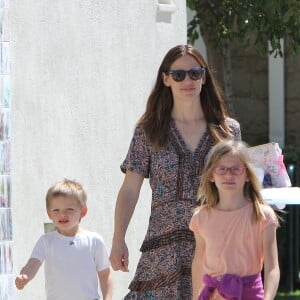 Jennifer Garner, son fils Samuel et sa fille Violet lors de leur arrivée à l'église de Pacific Palisades, à Los Angeles le 17 avril 2016