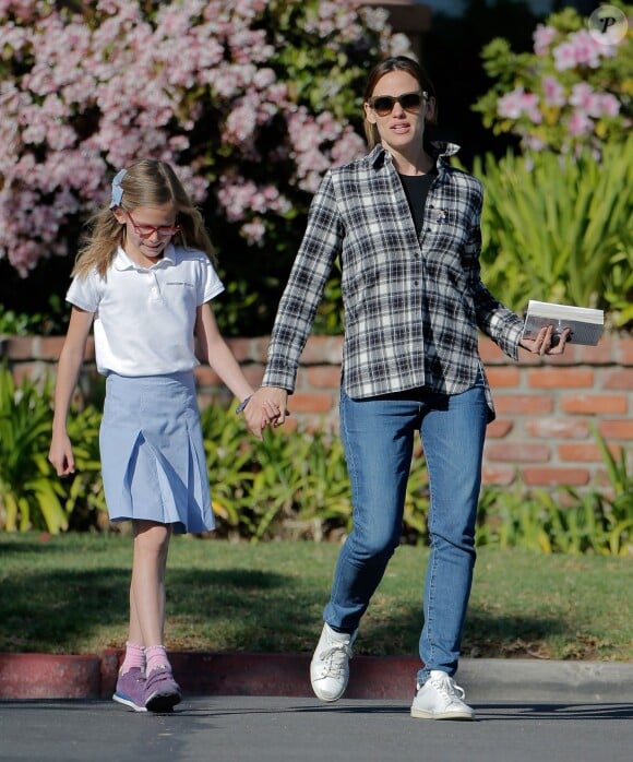 Jennifer Garner avec sa fille Violet dans les rues de Santa Monica le 24 mars 2016