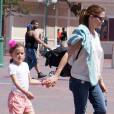 Jennifer Garner  avec sa fille Seraphina à Disneyland à Anahiem le 6 avril 2016 