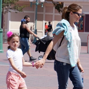 Jennifer Garner avec sa fille Seraphina à Disneyland à Anahiem le 6 avril 2016