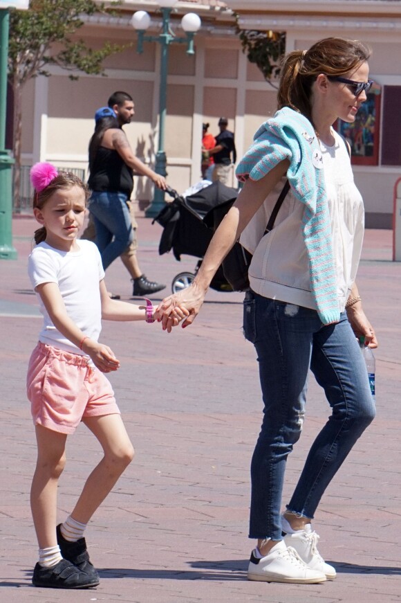 Jennifer Garner avec sa fille Seraphina à Disneyland à Anahiem le 6 avril 2016