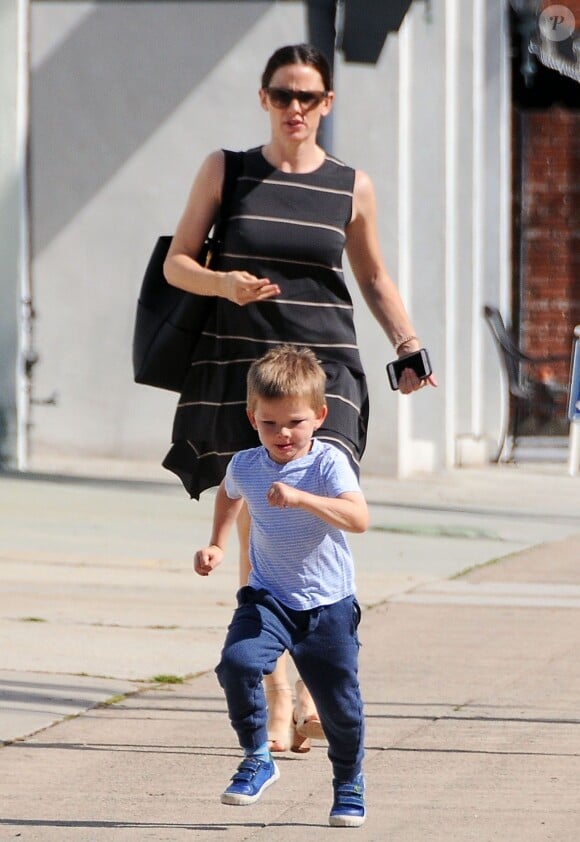 Jennifer Garner avec son fils Samuel dans les rues de Pacific Palisades le 10 avril 2016 