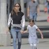 Jennifer Garner se promène avec sa fille Seraphina dans les rues de Santa Monica le 14 avril 2016 